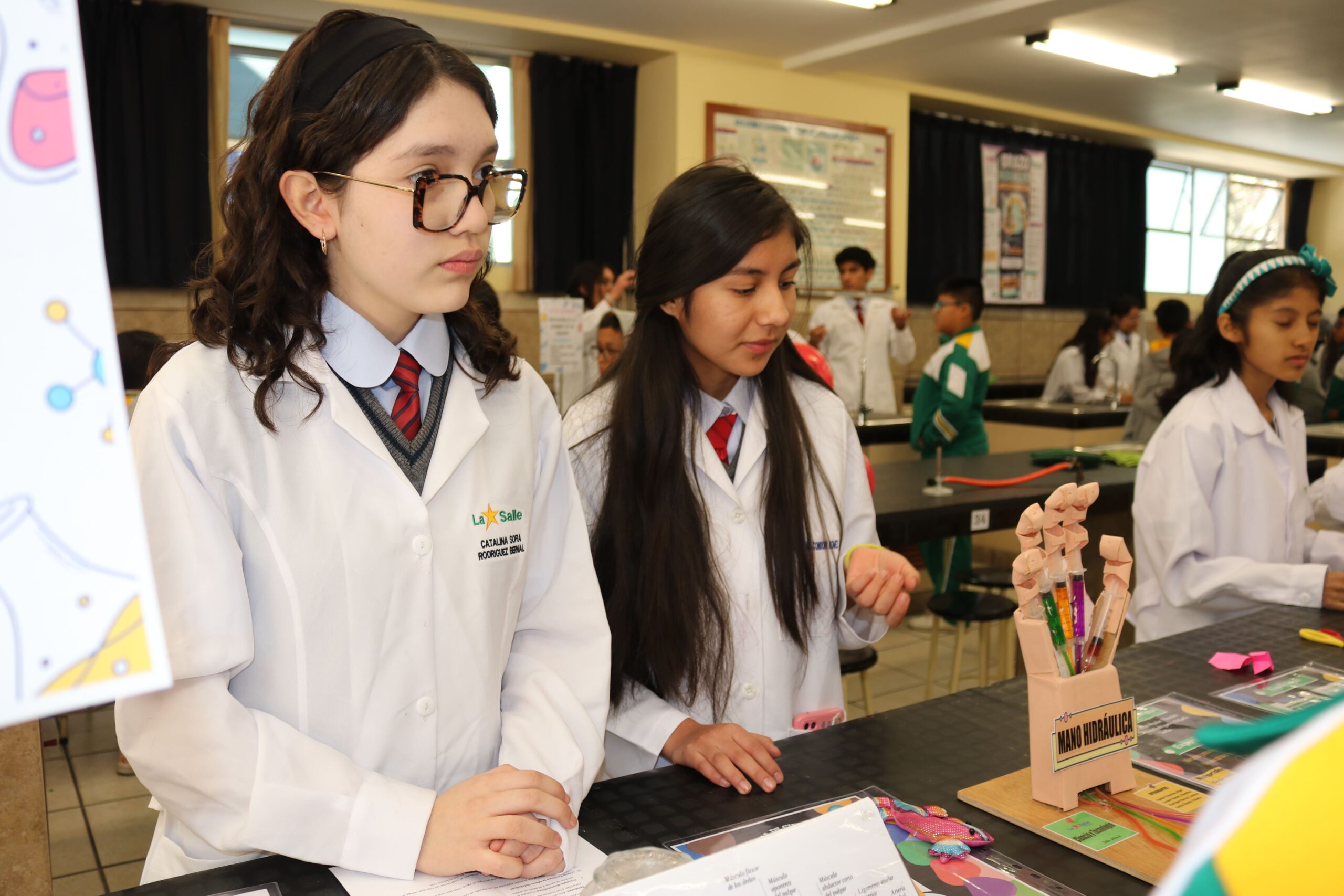 Estudiantes de La Salle Arequipa presentan un proyecto de mano hidráulica.