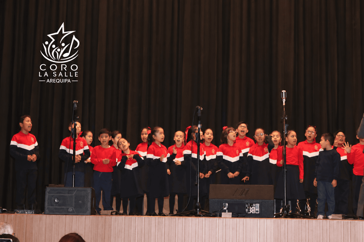 Coro La Salle Arequipa en el escenario