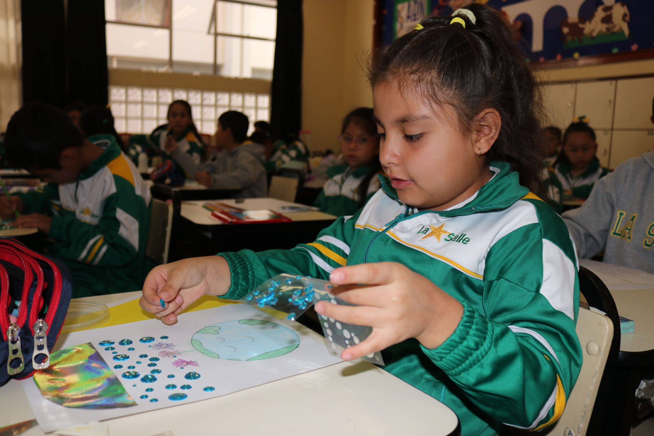 Estudiante de La Salle realizando una creación artística