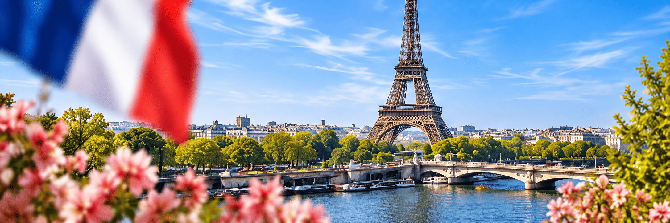 Torre Eiffel y bandera de Francia